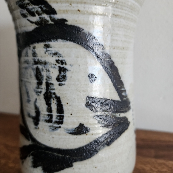 Vintage Handmade Artist Sign Nancy Pawel Fish Sketch Pottery Vase - Picture 8 of 8